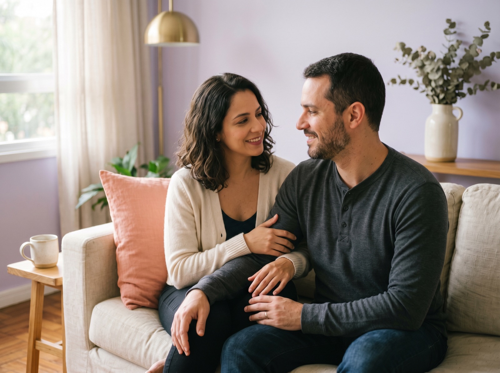 Casal conversando atento no sofá da sala